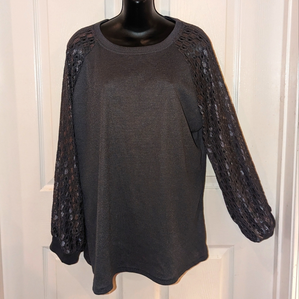 NBW Blouse with lace sleeves